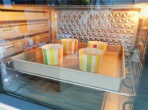 把香肠切小块放入纸杯面糊上，烤箱预热180度，放置中层烤制25分钟即可。