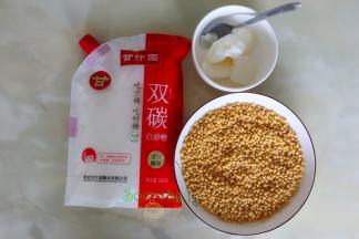 食材：去皮绿豆300克、甘汁园双碳白砂糖100克、麦芽糖50克、猪油60克。