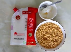 食材：去皮绿豆300克、甘汁园双碳白砂糖100克、麦芽糖50克、猪油60克。