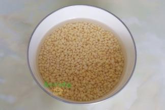 去皮绿豆清洗干净，放入一个深的大盘子里，倒入适量的水，浸泡6小时以上。其中绿豆要用去皮绿豆，做出来的绿豆糕才细腻香滑，如果是普通绿豆浸泡之后自己去皮。