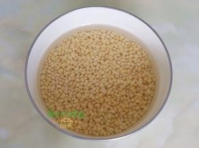 去皮绿豆清洗干净，放入一个深的大盘子里，倒入适量的水，浸泡6小时以上。其中绿豆要用去皮绿豆，做出来的绿豆糕才细腻香滑，如果是普通绿豆浸泡之后自己去皮。