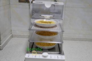 浸泡好的绿豆再次清洗干净，捞出沥干水，分别装入三个盘子，放入蒸锅里，时间20分钟。这个蒸锅是折叠的电蒸锅，水蒸气模式。