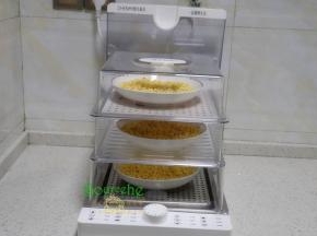 浸泡好的绿豆再次清洗干净，捞出沥干水，分别装入三个盘子，放入蒸锅里，时间20分钟。这个蒸锅是折叠的电蒸锅，水蒸气模式。