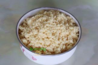 蒸熟的绿豆，倒入料理机里打碎成绿豆泥，不同的料理机有不同功能，最好选择破壁料理机，能打的细腻，做出来的绿豆糕才好吃。