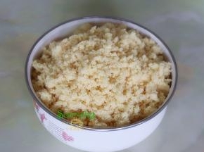 蒸熟的绿豆，倒入料理机里打碎成绿豆泥，不同的料理机有不同功能，最好选择破壁料理机，能打的细腻，做出来的绿豆糕才好吃。