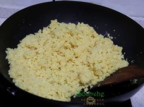 倒入猪油，翻炒均匀，炒至绿豆能合成团，淡淡的清香味飘出。炒绿豆泥一定要用小火翻炒，旺火容易炒糊且炒不干水，难成团。