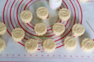 绿豆团放入绿豆糕模具里，压出漂亮的绿豆糕模型，这个是做好的绿豆糕，是不是很漂亮，也很好吃。这个时候就可以吃了。