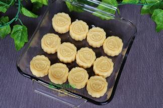 把做好的绿豆糕，放入保鲜盒盖上盖子，放入冰箱，冰甜很好吃。