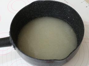 转化糖浆至少提前一天做好。准备一个耐酸的锅，最好不要跟我一样用黑底的，不锈钢最好。加入糖和水，稍微晃动几下，让水包裹住所有的细砂糖。