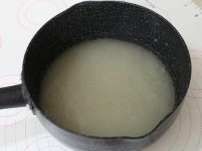 转化糖浆至少提前一天做好。准备一个耐酸的锅，最好不要跟我一样用黑底的，不锈钢最好。加入糖和水，稍微晃动几下，让水包裹住所有的细砂糖。