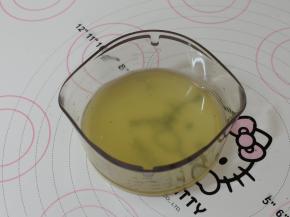 新鲜的柠檬挤出汁。不要连皮榨汁，也不要用市售的浓缩柠檬汁。