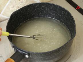 中火加热糖水。这时候可以用打蛋器轻轻的搅拌，加速细砂糖融化。