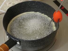 一般这时候我就会放上温度计。中火煮到糖水再次沸腾之后就改小火。