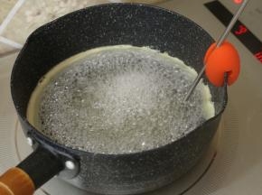 一般这时候我就会放上温度计。中火煮到糖水再次沸腾之后就改小火。