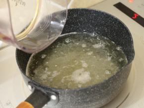 加入柠檬汁。从这时候开始就不要搅拌，不要搅拌，不要搅拌。