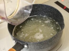 加入柠檬汁。从这时候开始就不要搅拌，不要搅拌，不要搅拌。