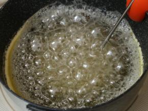 或者观察到糖浆变成琥珀色就可以关火，所以，最好不要用黑底的锅子，太难观察了，除非你有温度计可以测试。