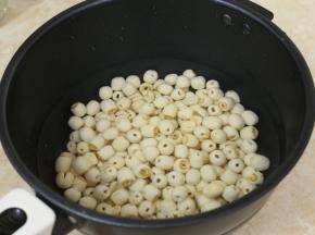 清洗干净的莲子倒入锅中，加入没过莲子1公分以上的水。