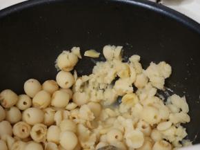 .将莲子煮熟，煮到用叉子能轻易碾碎的状态。