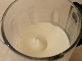 用破壁机把莲子搅打细腻。如果你莲子两头的皮有去除干净，这时候就可以得到洁白的莲子泥。