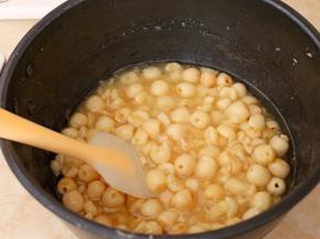 如果锅里有水，就把水倒掉，至只剩下莲子。趁热把白砂糖和水怡、玉米油倒入红豆中。搅拌至糖融化。