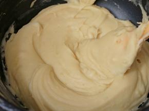 将莲子泥倒入不沾平底锅中，一定要用不粘锅。小火加热，边加热边不断的翻拌。