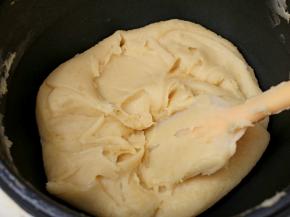 莲蓉已经比一开始干很多了，但还是很粘刮刀。