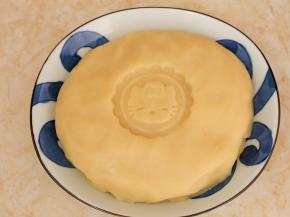 做好的莲蓉馅用保鲜膜贴面密封，冷却到室温之后就可以放入冰箱冷藏。最后成品大约680g。