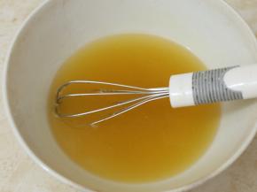 最后我们来做处理月饼皮。将糖浆、花生油、枧水用手动打蛋器搅匀。