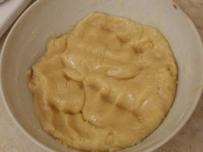 加入面粉，用刮刀翻拌均匀，直到看不见干粉即可。