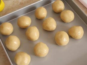 取出冷藏的莲蓉馅，分割成52g一个，总共12个。