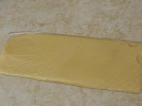 将面团包上保鲜膜，松弛2个小时。