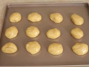 松弛好的饼皮分割成23g一个，滚圆备用。