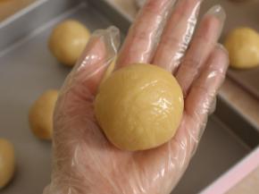 借助虎口，慢慢地包起来，滚圆。