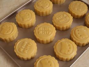 取出月饼，表面薄薄刷上一层蛋黄液，继续送入烤箱，上火170℃，下火160℃中层，烘烤15分钟。