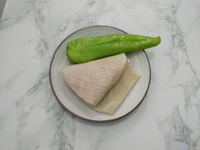  准备牛肚和青椒