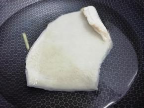 牛肚用盐搓洗一下，然后洗干净 锅里加入适量的水，然后再加姜料酒和醋，再把猪肚放入锅中焯水，然后在捞出 在往锅里加入适量的水，姜和料酒烧开，转中火煮到用筷子能扎动为止