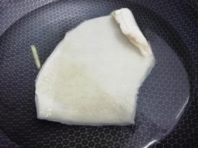 牛肚用盐搓洗一下，然后洗干净 锅里加入适量的水，然后再加姜料酒和醋，再把猪肚放入锅中焯水，然后在捞出 在往锅里加入适量的水，姜和料酒烧开，转中火煮到用筷子能扎动为止