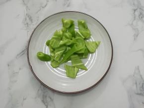 青椒洗干净去籽切成块儿