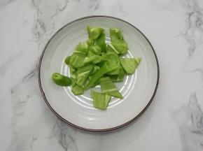 青椒洗干净去籽切成块儿