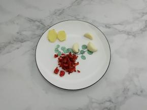 准备干辣椒碎姜和蒜 姜切成丝，蒜用刀拍一下即可