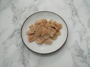 焯好的牛肚洗干净切成片