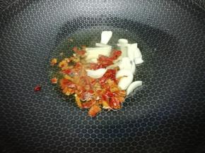  锅加入适量的油，烧到七成热时，把姜蒜和辣椒碎放入锅中爆香