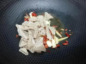 放入牛肚，翻炒均匀