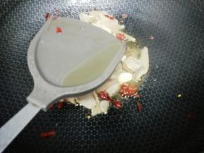  再加入料酒，翻炒几下