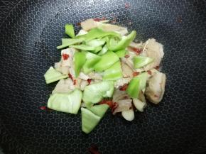 再加入青椒，翻炒均匀