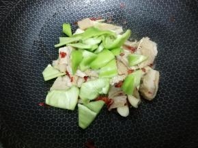 再加入青椒，翻炒均匀