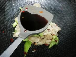 最后加入生抽翻炒翻炒片刻，关火出锅
