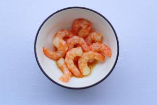 虾仁加料酒生抽盐腌制10分钟。