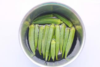 秋葵盐水浸泡后搓洗干净绒毛。